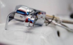 отпушване на мивки и сифони